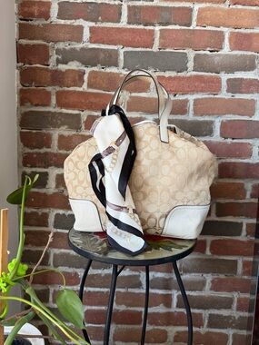 Coach Hadley handbag with shoulder strap